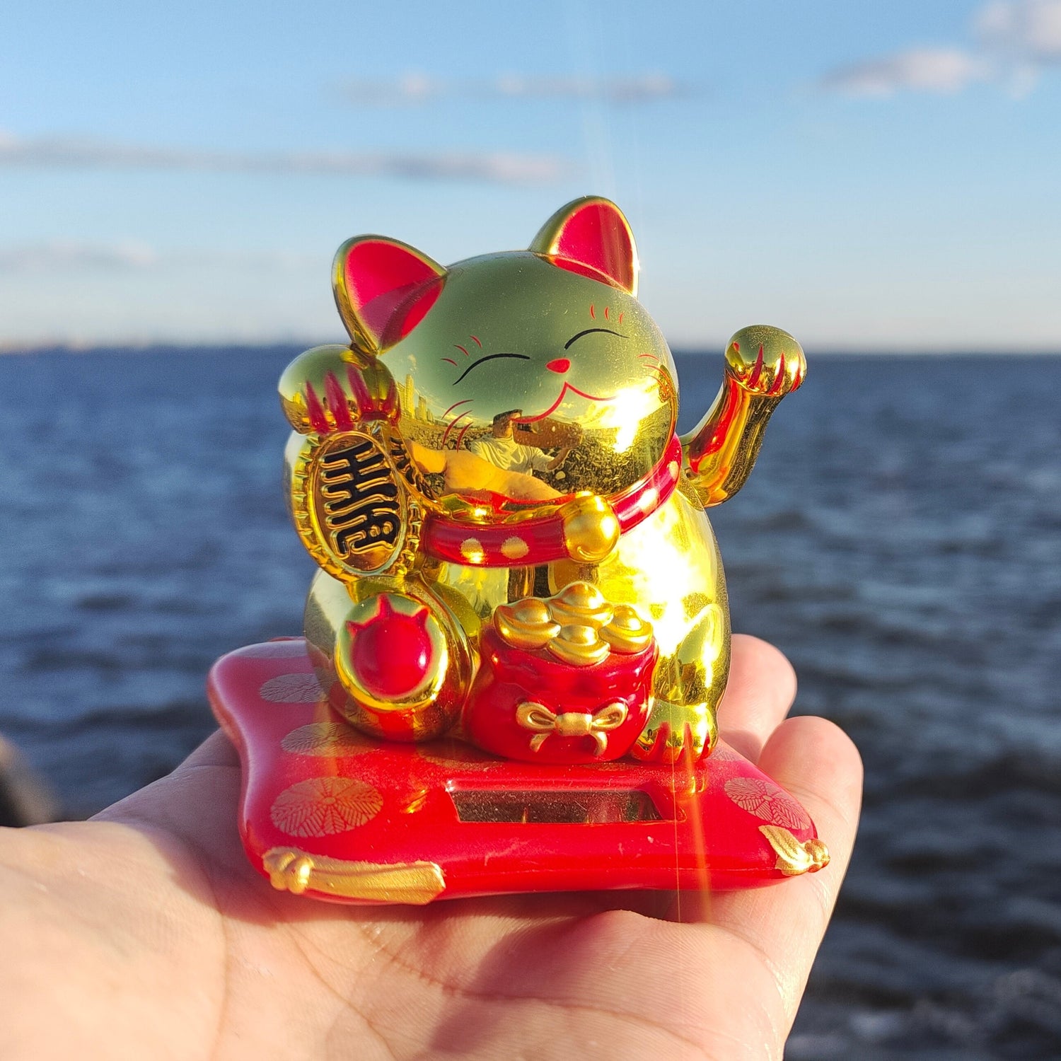 Solar energy auto waving hand Maneki Neko