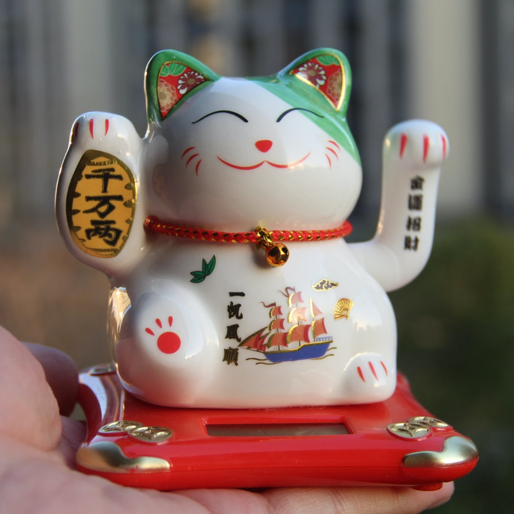 Solarbetriebene, automatisch winkende Hand – Maneki Neko – Glückskatze aus Porzellan und Keramik.