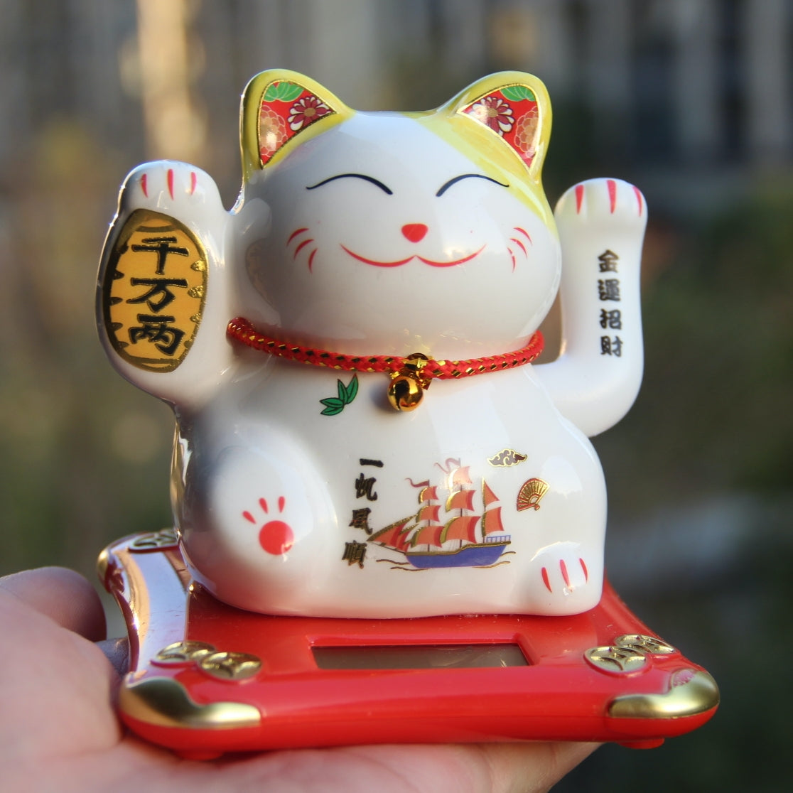 Päikeseenergia auto lehvitav käsi Maneki Neko Lucky cat portselanist keraamika.