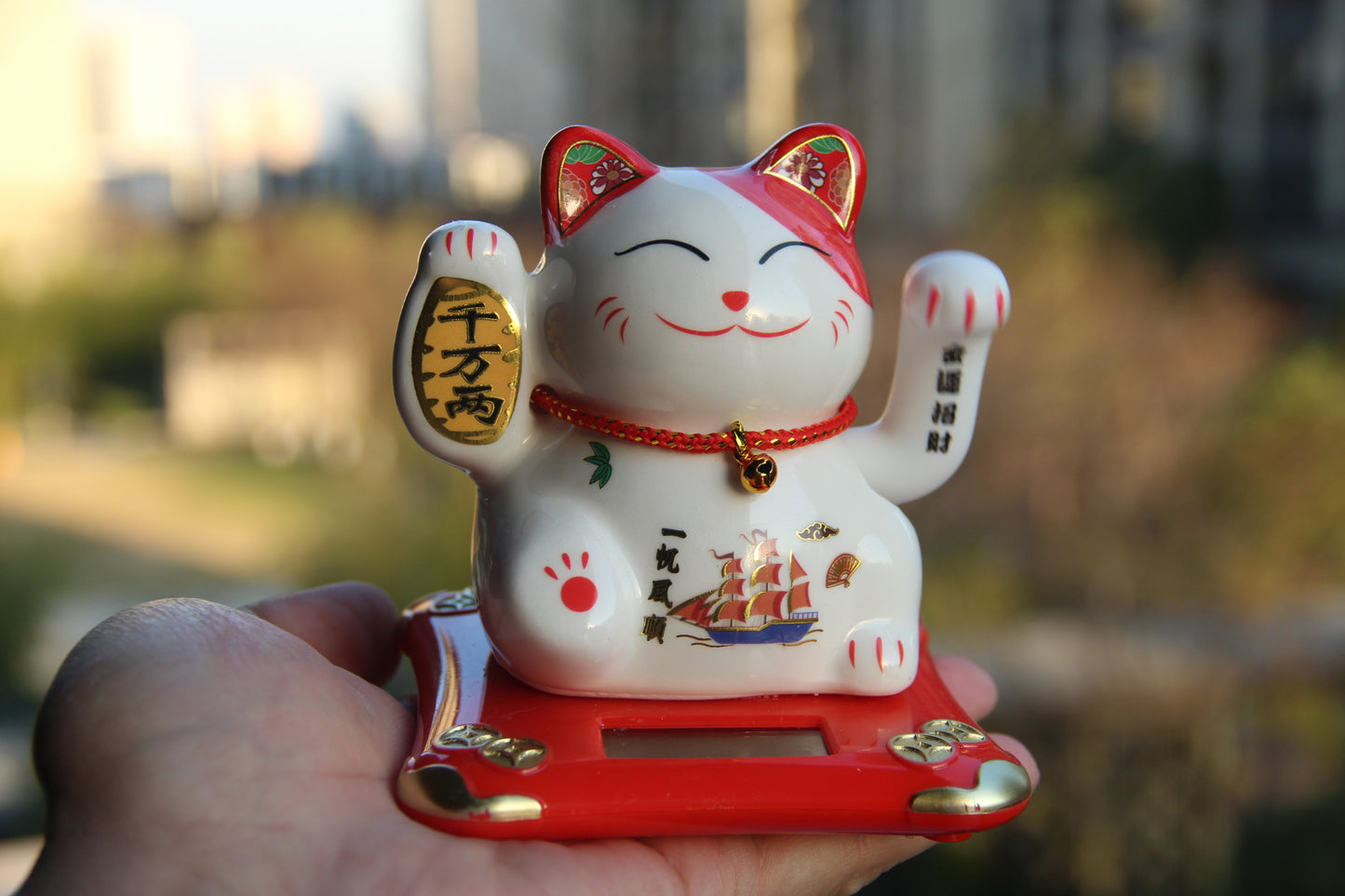 Solarbetriebene, automatisch winkende Hand – Maneki Neko – Glückskatze aus Porzellan und Keramik.