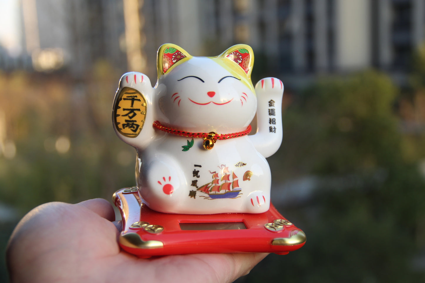 Solarbetriebene, automatisch winkende Hand – Maneki Neko – Glückskatze aus Porzellan und Keramik.