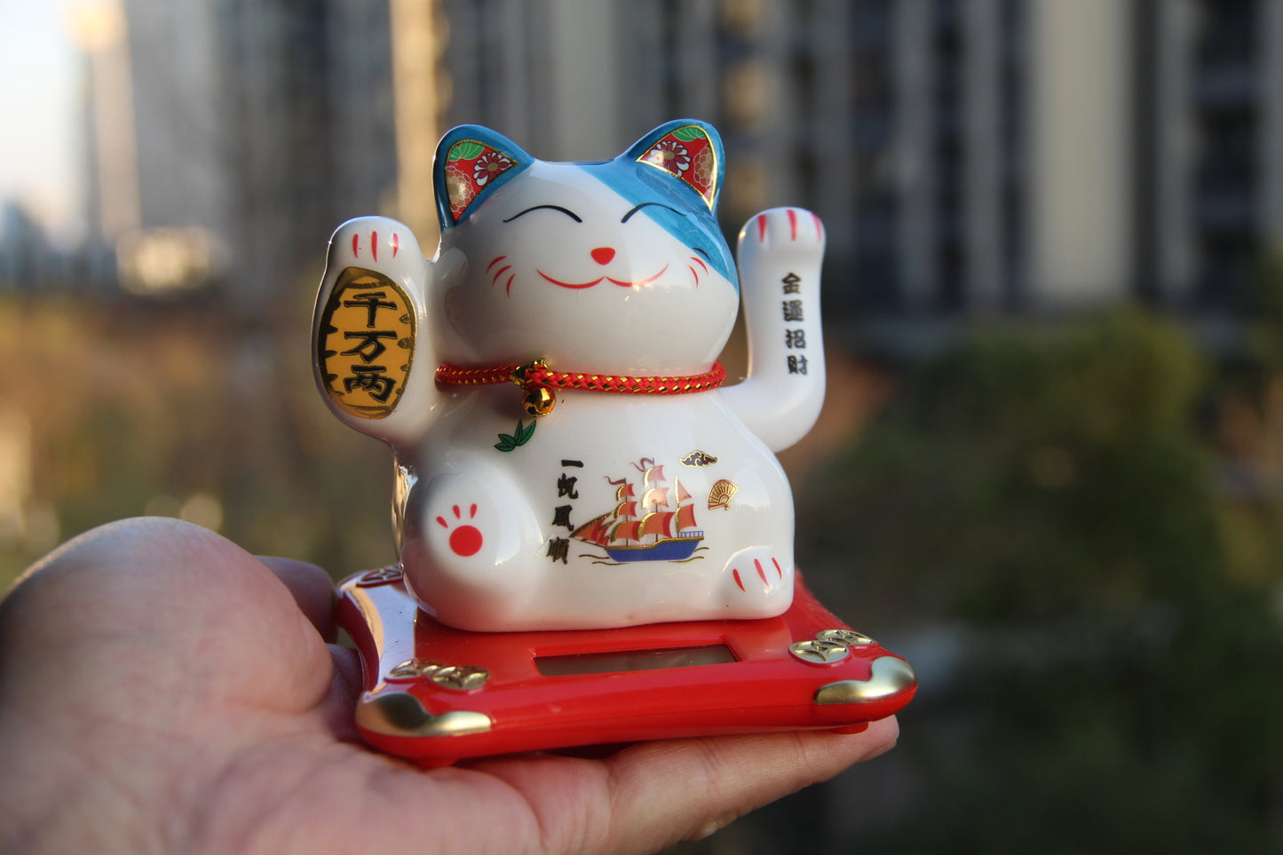 Solarbetriebene, automatisch winkende Hand – Maneki Neko – Glückskatze aus Porzellan und Keramik.