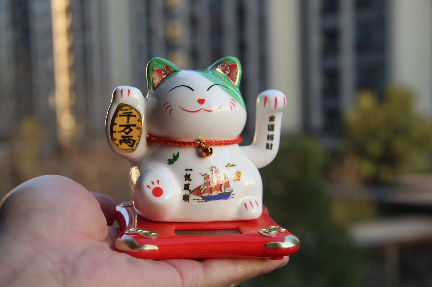 Solarbetriebene, automatisch winkende Hand – Maneki Neko – Glückskatze aus Porzellan und Keramik.